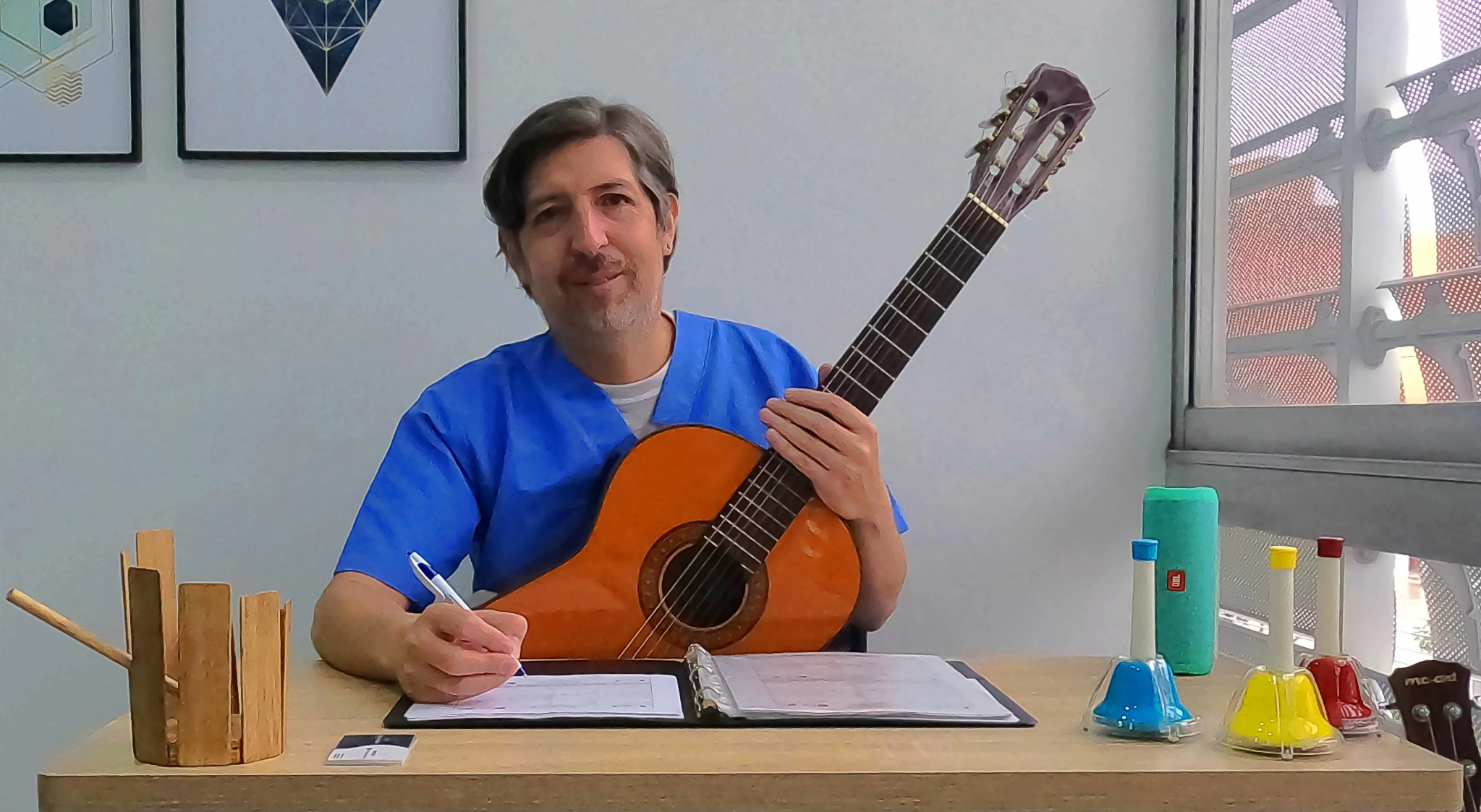 Andrés Buitrago con su guitarra e instrumentos musicales