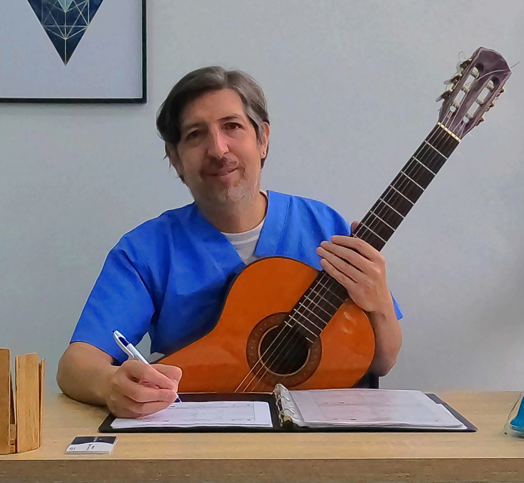 Andrés Buitrago con guitarra en su entorno de trabajo