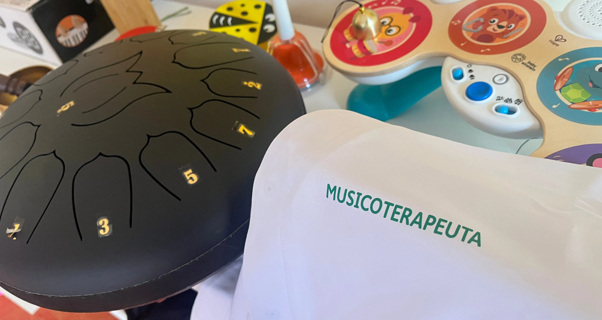 Instrumentos musicales y material de musicoterapia en un entorno profesional