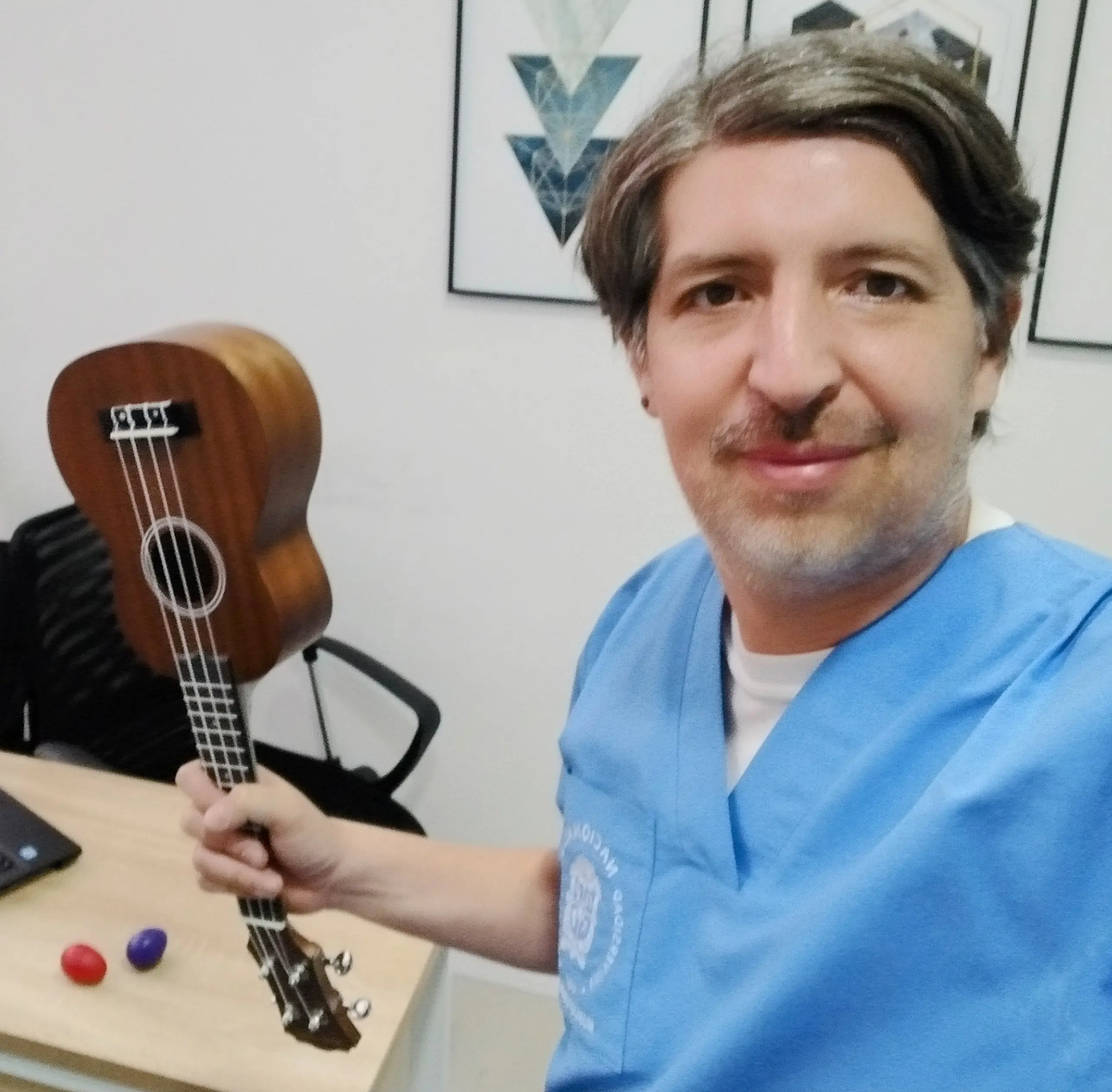Andrés Buitrago con un ukelele